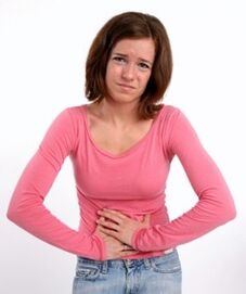mavesmerter hos en kvinde med gastritis